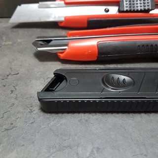 2 Cuttermesser 18 mm & 10 Klingen schwarz